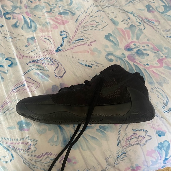 Yiannis basketball shoes - Picture 2 of 3